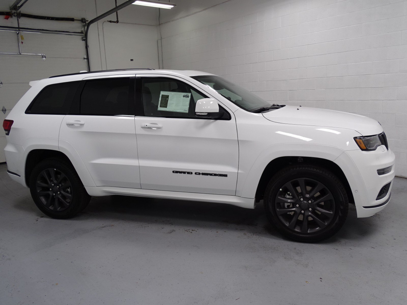 2015 Jeep Grand Cherokee White With Black Rims