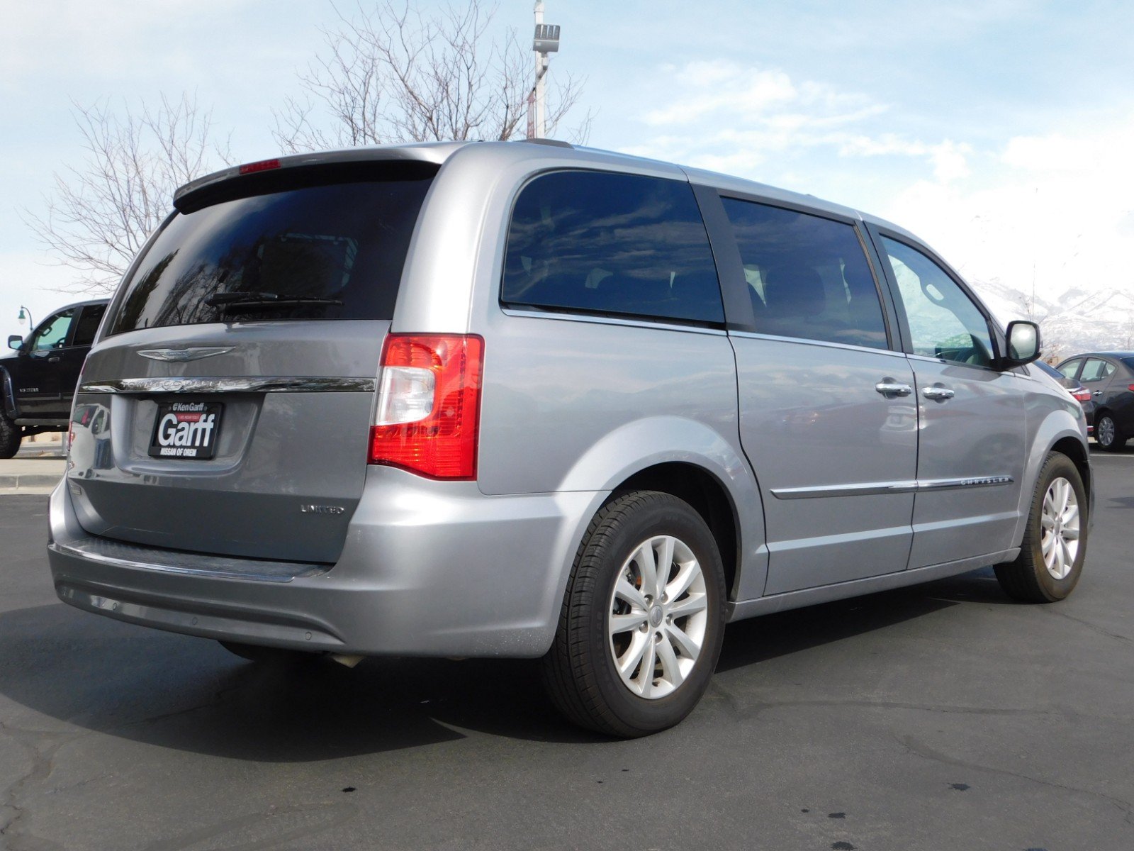 PreOwned 2015 Chrysler Town & Country Limited Platinum
