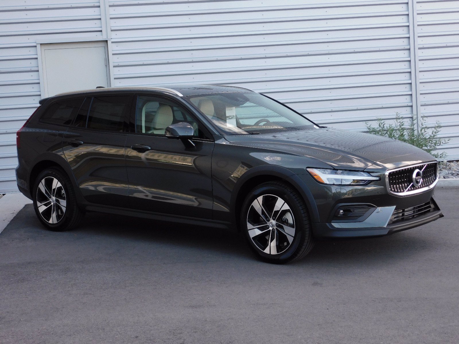 New Volvo V60 Cross Country V60awd T5 Momentum With Navigation Awd